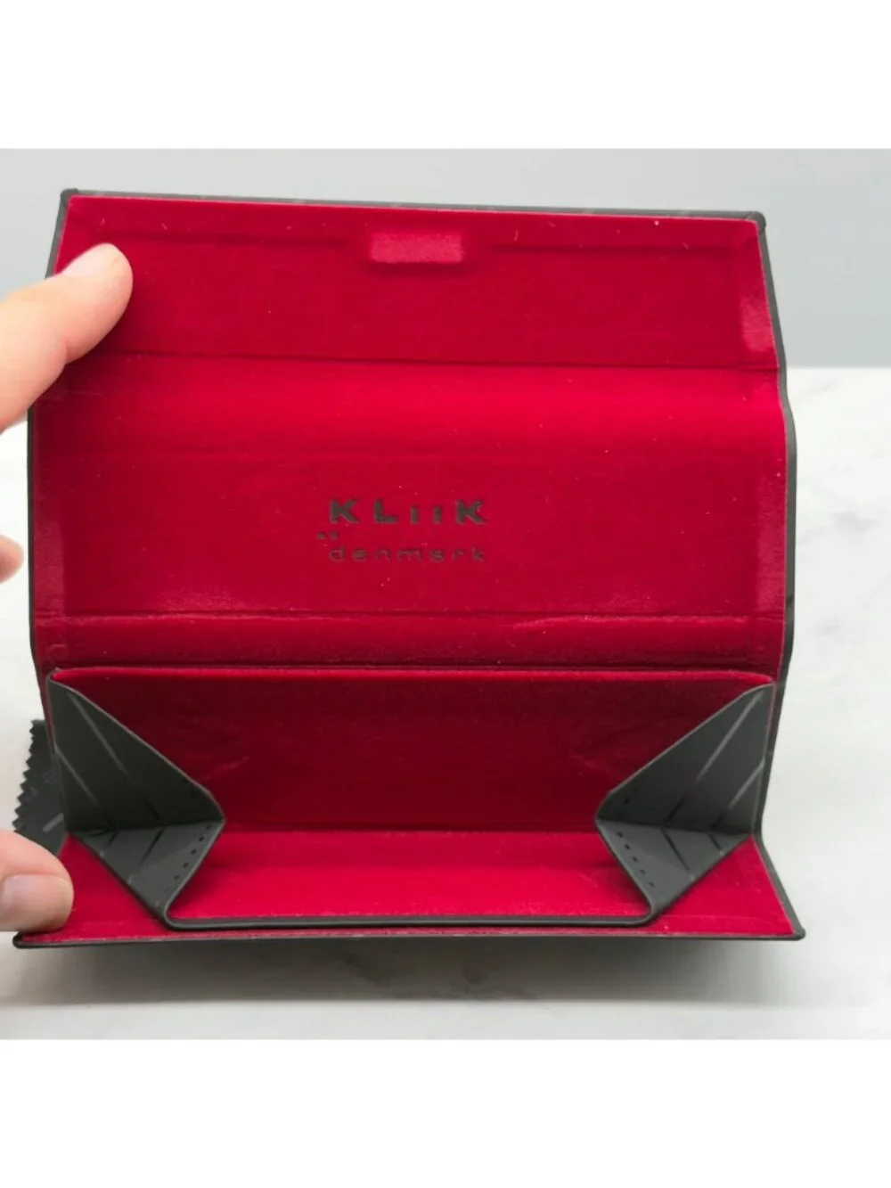 Kliik Denmark Eyeglass Hard Case Trifold Foldable Magnetic Closure Black Red